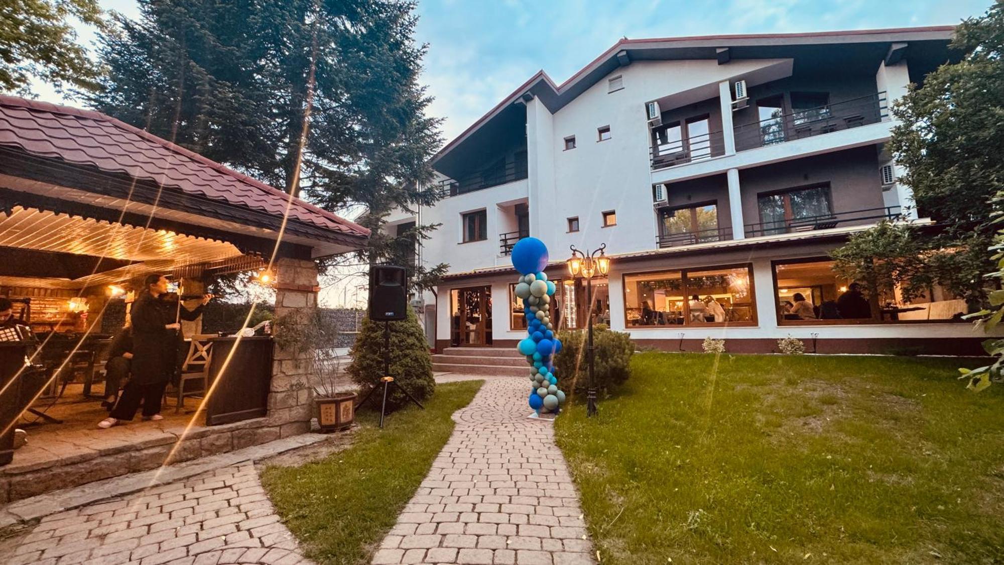 Pensiunea Waldor Бакэу Экстерьер фото